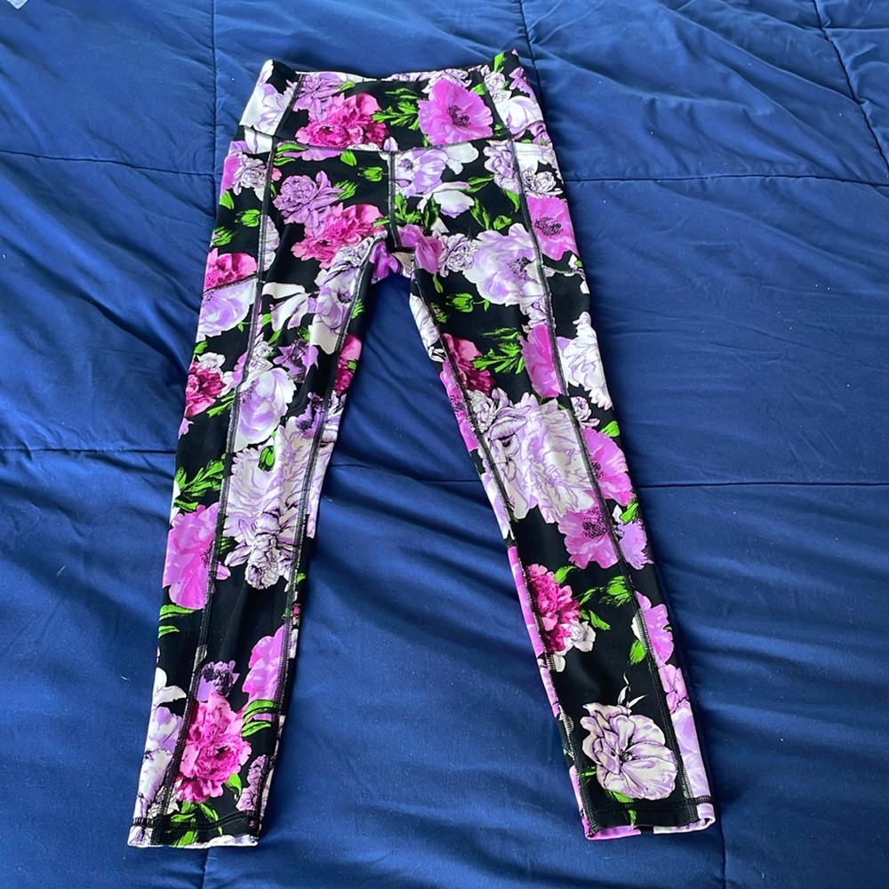 Victoria’s Secret floral athletic leggings with pockets. Size 4 (small).